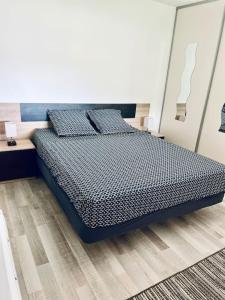 une chambre avec un lit dans une pièce blanche dans l'établissement le 29 - Appartement au coeur du vignoble champenois, à Damery