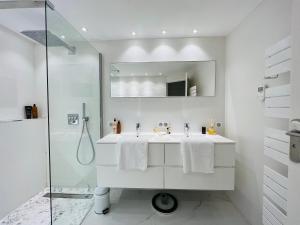 Fotografia z galérie ubytovania Maison de ville avec piscine chauffée et spa v destinácii Vence
