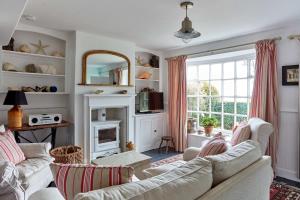 ein Wohnzimmer mit zwei Sofas und einem Kamin in der Unterkunft Mariner's Cottage by Coaste in Deal + 49 Fotos