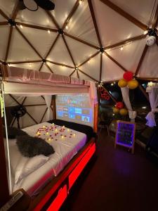 Postel nebo postele na pokoji v ubytování Oasis Glamping Tena Cun Vía La Mesa Anapoima