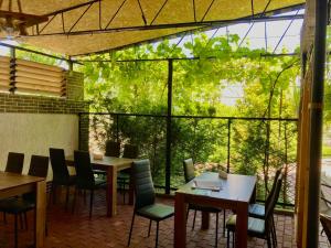 un ristorante con tavoli e sedie e una grande finestra di Lukas's house a Kobuleti
