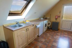 A kitchen or kitchenette at The Tides Ballybunion