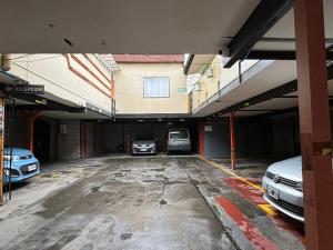 un garaje con dos coches aparcados en él en DEPARTAMENTOS CLIMENT en Osorno