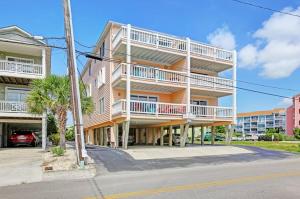 un grand immeuble avec balcon et une rue dans l'établissement Sunskipper #5G - Down by the Sea, à Carolina Beach