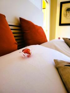 a piece of food sitting on top of a bed at La Dimora dell'Arte in Bari