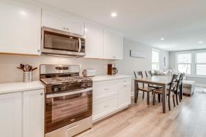 O bucătărie sau chicinetă la Newly Built North Wildwood Cottage, Walk to Beach!