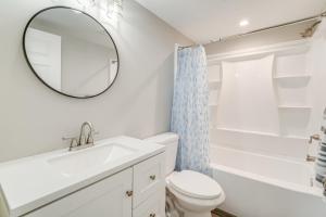 O baie la Newly Built North Wildwood Cottage, Walk to Beach! +16 fotografii
