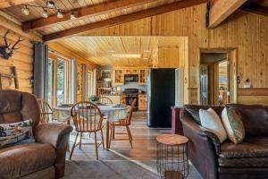 un soggiorno con divani e tavolo e una cucina di Little Lakeview Lodge a Big Bear Lake