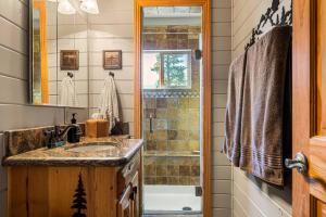 un bagno con lavandino e doccia di Little Lakeview Lodge a Big Bear Lake Altre 25 foto