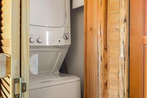 una lavatrice e asciugatrice bianche in un piccolo bagno di Little Lakeview Lodge a Big Bear Lake