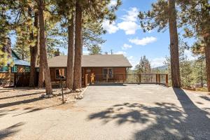 una baita nel bosco con molti alberi di Little Lakeview Lodge a Big Bear Lake