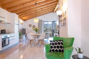 een keuken en woonkamer met een tafel en stoelen bij Suite With View - Free Parking - Appartamento Aurora Lugano in Lugano