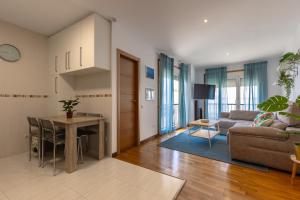 a living room with a table and a couch at Piso A Pie de Playa - A Corna in San Pedro