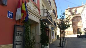 比利亞羅夫萊多的住宿－理想酒店，街道边有旗帜的建筑物