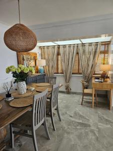 Coin salon dans l'établissement Stunning Front Line Ocean Views Luxury Beach House