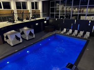 WRZOS resort & wellness **** DOMKI CAŁOROCZNE内部或周边的泳池