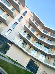 Un edificio con balcones a los lados. en Błękitny Brzeg - przy samej plaży, en Międzyzdroje