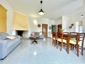 Posezení v ubytování Blue Zone Mimi Apartments + 33 fotografií