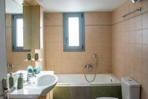 Bilik mandi di Aria Guesthouse Tinos +29 gambar