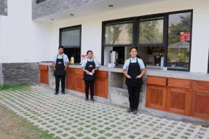 trzech mężczyzn w fartuchach stojących przed ladą w obiekcie Ribera del Rio Club Resort w mieście Cieneguilla +25 zdjęć
