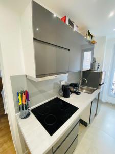 a kitchen with a stove and a sink at Appartement-Paris-Gare du nord-Paris Nord in Paris