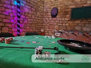 een pokertafel met fiches en een ambiance-suite bij Logement cocooning 2-4 personnes avec Salle de jeux in Chémery