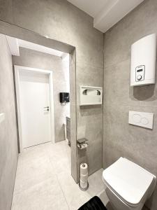 BLK Hostel的一间浴室
