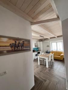 una sala de estar con una pintura de caballos en la pared en Casa vacanze Iris, en Carbonia 13 fotos más