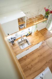 Posezení v ubytování Yellow Tiny House with shared pool