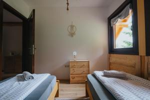 Postel nebo postele na pokoji v ubytování Log Cabin Piricske