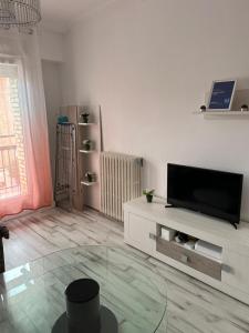 A television and/or entertainment centre at Apartamentos El Conde