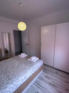 A bed or beds in a room at Apartamentos El Conde