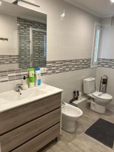 A bathroom at Apartamentos El Conde
