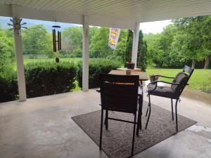 Κήπος έξω από το Riverside Serenity- A Picturesque Retreat cottage