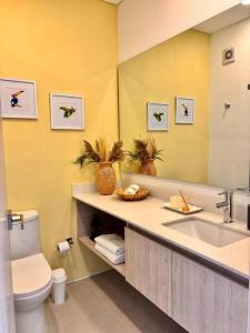 une salle de bain avec un lavabo, des toilettes et un miroir dans l'établissement Loft vista mar terraza jacuzzi, à Santa Marta