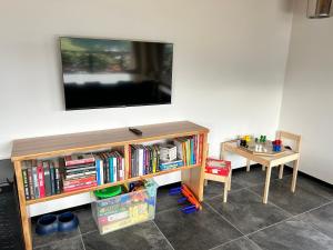 Knihovna v apartmánu