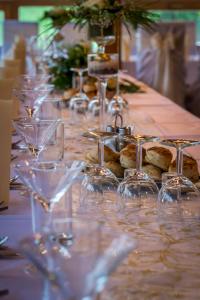 Reštaurácia alebo iné gastronomické zariadenie v ubytovaní Penzion Almada