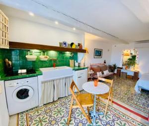A cozinha ou kitchenette de La Cachette de Camille - Vue Mer