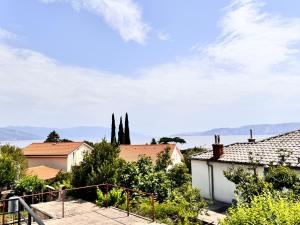 ein Blick vom Dach eines Hauses in der Unterkunft Apartment Noa in Novi Vinodolski