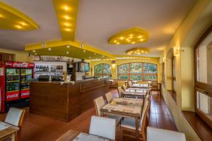 Reštaurácia alebo iné gastronomické zariadenie v ubytovaní Penzion Almada