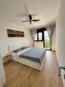 ein Schlafzimmer mit einem Bett und einem Deckenventilator in der Unterkunft Apartment Noa in Novi Vinodolski