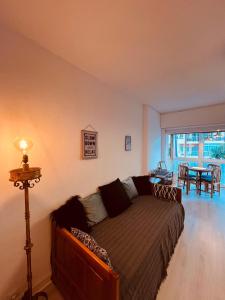 Cet appartement comprend une chambre avec un lit et un salon avec une table. dans l'établissement Hércules Nuevo y Moderno Estudio, à Benalmádena