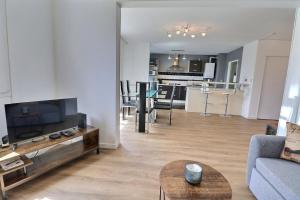 un salon avec un canapé, une télévision et une table dans l'établissement Le Factory - Grand & Lumineux - Mon Groom, à Troyes