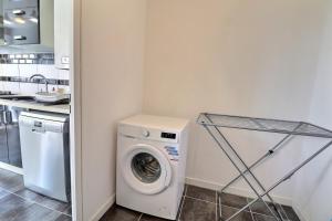 - une buanderie avec un lave-linge et un sèche-linge dans l'établissement Le Factory - Grand & Lumineux - Mon Groom, à Troyes