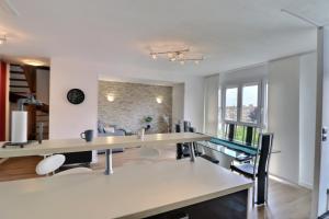 un salon avec deux longues tables et des chaises dans l'établissement Le Factory - Grand & Lumineux - Mon Groom, à Troyes 28 autres photos