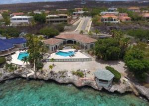 an aerial view of a house with a swimming pool at Kas Berde Kanti Laman in Kralendijk
