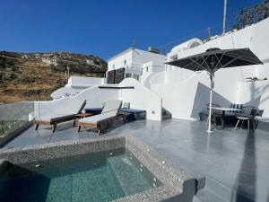 Bazén v ubytování Solo Sole Suites Santorini nebo v jeho okolí