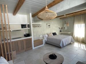 una camera da letto con un letto e un tavolo in una stanza di Solo Sole Suites Santorini a Éxo Goniá
