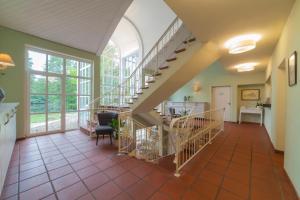 ein Flur mit Treppe in einem Haus in der Unterkunft Hotel Blechhammer in Kaiserslautern