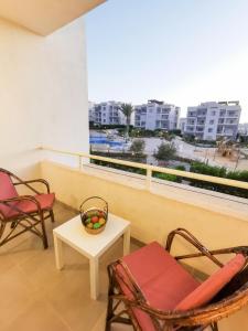 Balkón nebo terasa v ubytování amwaj chalet north coast قرية أمواج الساحل الشمالي